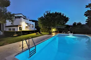 Villa avec piscine, jardin et terrasse - Image 4