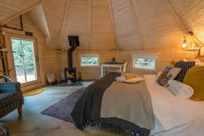 Lodge with hot tub & garden - Image 2