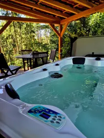 Chalet with hot tub, garden & BBQ | Mountain view - Image 4
