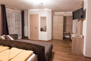 Holiday apartment with pool & garden - Image 3