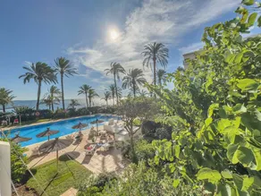 Apartamento vacacional con jardín y piscina | Vistas al mar - Image 2