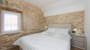 Holiday apartment with private pool, terrace & garden - Image 4