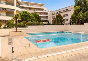 Flat with pool | City view - Image 3