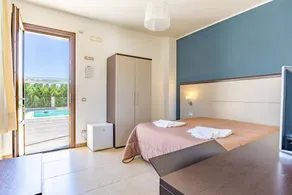 'Sciauru' Room with Shared Outdoor Pool, Wi-Fi and Air Conditioning - Image 2