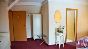 Habitación en casa de familia apta para niños con piscina | Vistas al jardín | Admite mascotas - Image 4