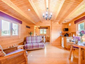 Lodge with garden & BBQ | Water view | Dogs allowed - Image 4
