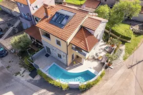 Child-friendly villa with garden, fast internet & barbeque | Dogs allowed - Image 2