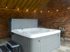 Cottage with hot tub & garden | River view - Image 2
