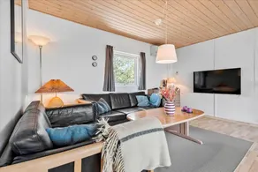 Family-oriented pleasant house with sauna, jacuzzi & terrace - Image 3