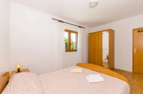 Apartment with garden, barbecue & terrace | Garden view - Image 2