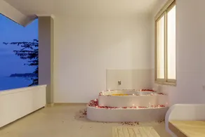 Lux Double room with sea-view bathtub - Image 5