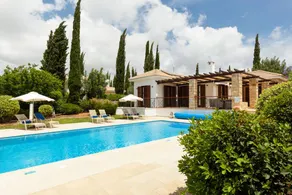 Encantadora villa apta para familias con terraza, jardín y piscina privada - Image 2