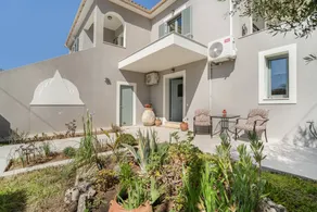 Rose Garden Home Apartment with Balcony, Wi-Fi, and Air Conditioning - Image 2