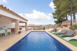 Ferienhaus mit privatem Pool, Terrasse und Garten | Bergblick - Image 2