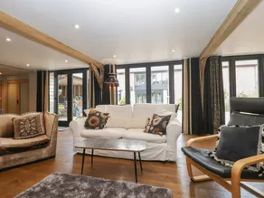 Family-oriented cottage with BBQ & garden - Image 2