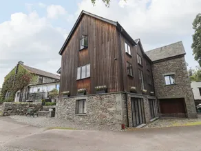 Family-oriented cottage with garden - Image 2