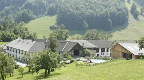 Children-friendly holiday apartment with BBQ, pool & garden - Image 2