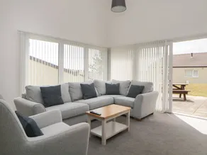 Child-friendly cottage with garden & pool - Image 3