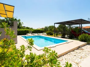 Fully equipped house with garden, private pool & barbeque - Image 2