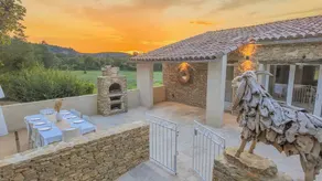Holiday home with hot tub, BBQ & terrace | Mountain view - Image 3
