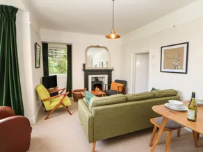 Family-oriented cottage with garden - Image 4