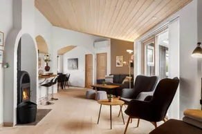 Holiday home with garden, terrace & jacuzzi - Image 3