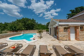 Villa with garden, BBQ & private pool - Image 2