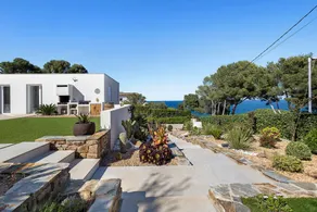 Fully equipped spacious house with garden, pool & barbecue | Sea view | Close to the beach | Dogs allowed - Image 3