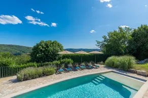 Villa with pool - Image 4