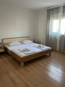 Apartment with terrace - Image 4