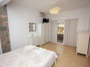 Appartamento con terrazza e giardino - Image 4