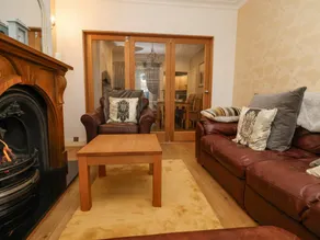 Fully equipped cottage with terrace & garden | Close to National Railway Museum | Beach view - Image 4