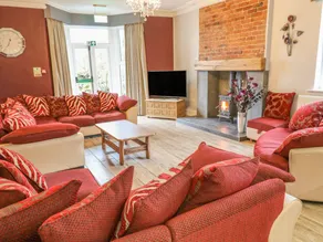 Children-friendly cottage with hot tub, garden & sauna - Image 4