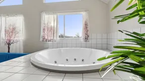 House with pool, terrace & garden - Image 3