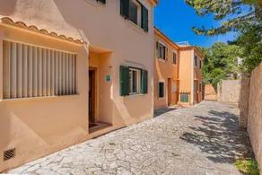 Family-oriented house with BBQ, terrace & garden - Image 2