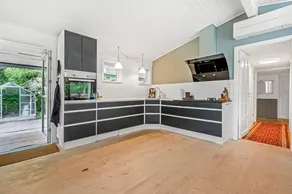 Child-friendly house with BBQ, terrace & hot tub - Image 4