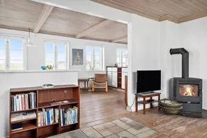 Holiday home with BBQ & terrace - Image 4