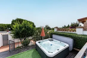 Agréable maison entièrement équipée avec barbecue, jacuzzi et jardin | Vue jardin - Image 2