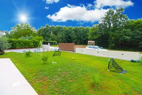 Children-friendly house with terrace, pool & barbecue - Image 3