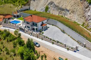 Villa with garden, terrace & pool - Image 4