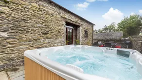 Cottage with hot tub & garden - Image 3