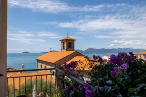 Appartement de vacances adapté aux familles avec terrasse et jacuzzi | Vue ville - Image 4