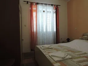 Holiday apartment with garden & barbecue - Image 3