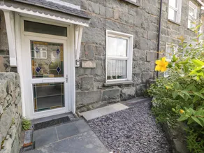 Family-friendly cottage with terrace & garden - Image 2