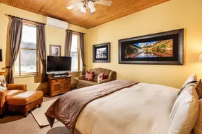 Independence Square Unit 309 | Downtown Hotel Room with A/C in Aspen, Wet Bar & More - Image 2