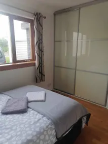 Merveilleuse chambre privée adaptée aux familles avec jardin, terrasse et piscine privée | Vue jardin - Image 2