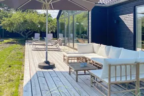 Fully equipped holiday home with garden & terrace - Image 2