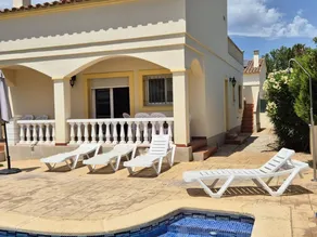 Holiday home with private pool & garden - Image 2