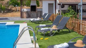 Villa con giardino e terrazza | Vista sul giardino - Image 4