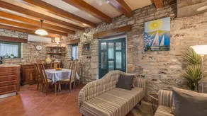 Lovely flat with garden, hot tub & terrace - Image 5